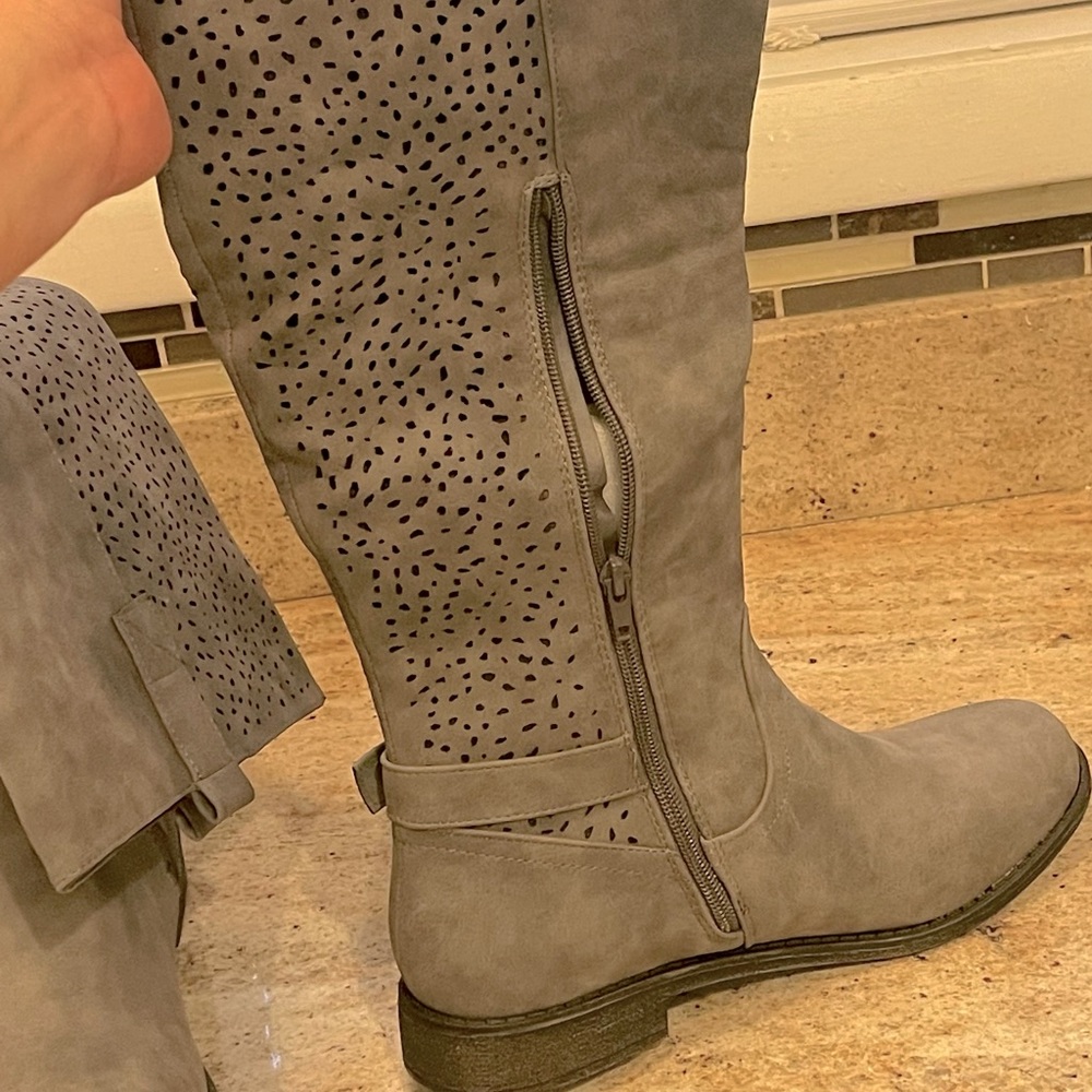 Preowned good condition tall boots.